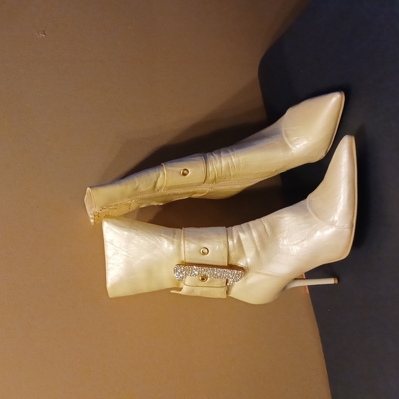 Ladies ankle with ankle buckle - Picture 3 of 5